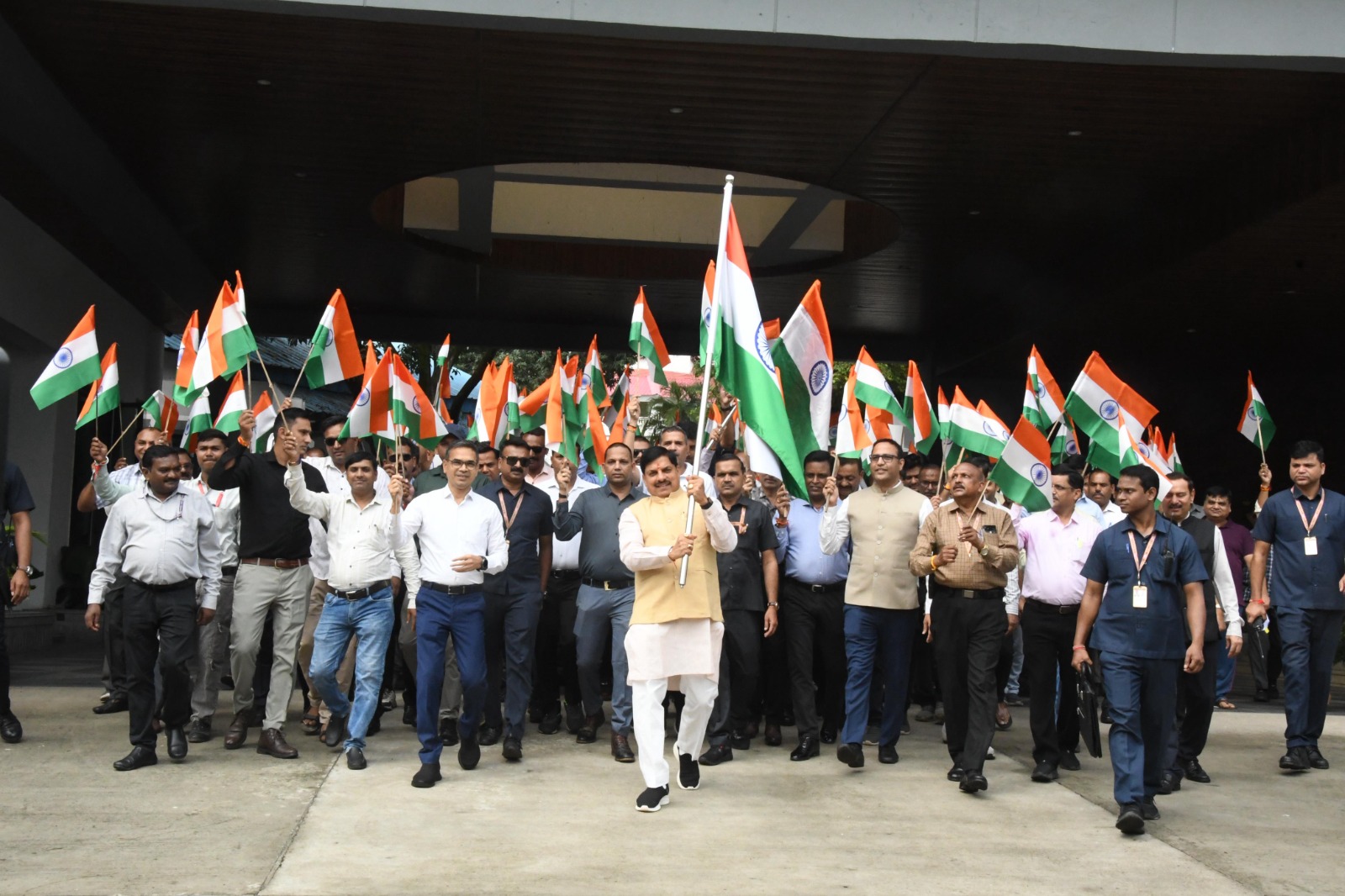 बड़े तालाब की लहरों पर मुख्यमंत्री ने लहराया तिरंगा - सीएम की अगुवाई में निकली तिरंगा यात्रा 5 1755154955 WhatsApp Image 2025 08 14 at 12.12.39